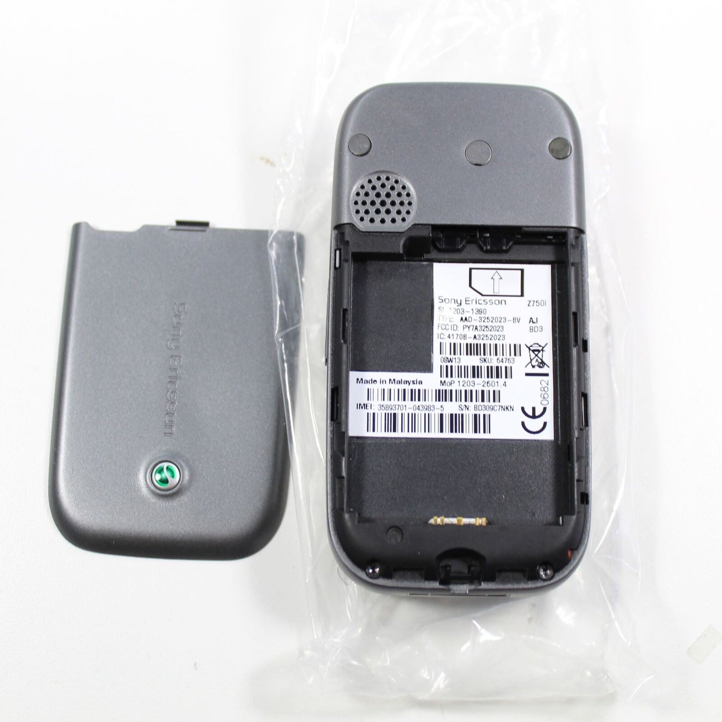 Rare Vintage Sony Ericsson Z750i Flip Phone Black In Box Complete 3G GSM 2007