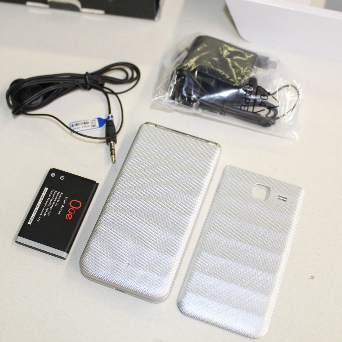 Rare Vintage Quest Lite PLUS QUE Phone International Silver Collectible In Box