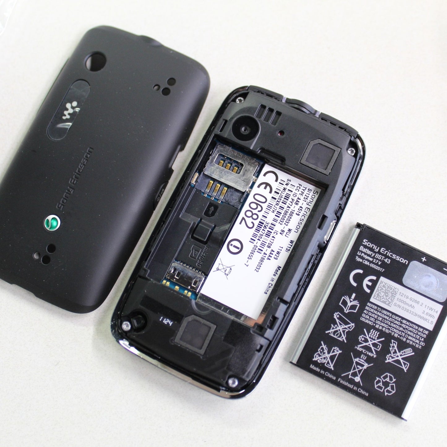 Sony Ericsson Mix Walkman WT13i Green Black 2G Cell Phone