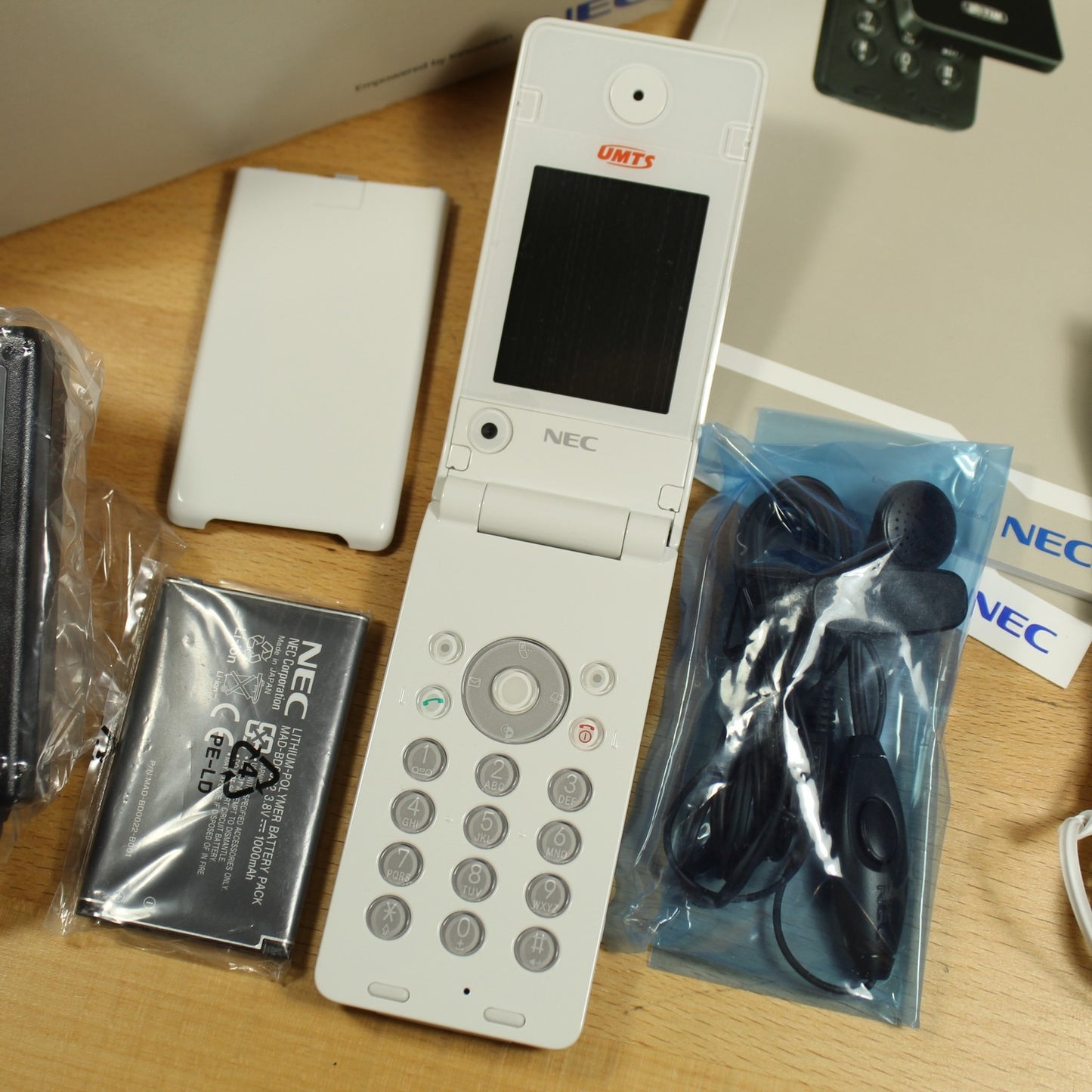 Rare Vintage NEC e373 White Flip Phone International In Box Collectible Complete