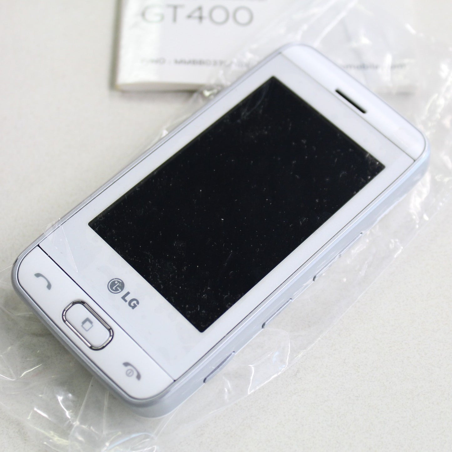 Rare Vintage LG GT400 Viewty Smile White Phone International In Box Collectible