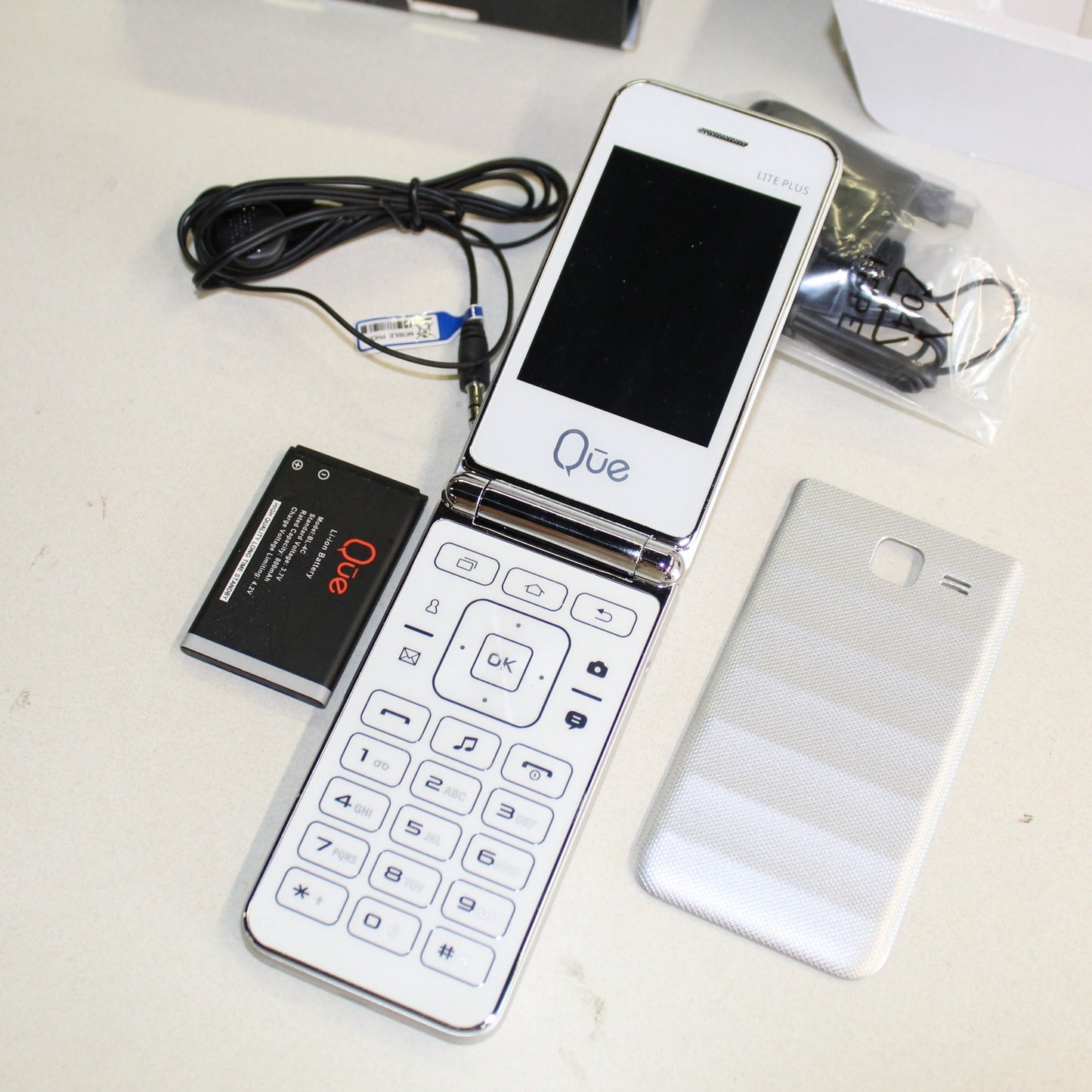 Rare Vintage Quest Lite PLUS QUE Phone International Silver Collectible In Box