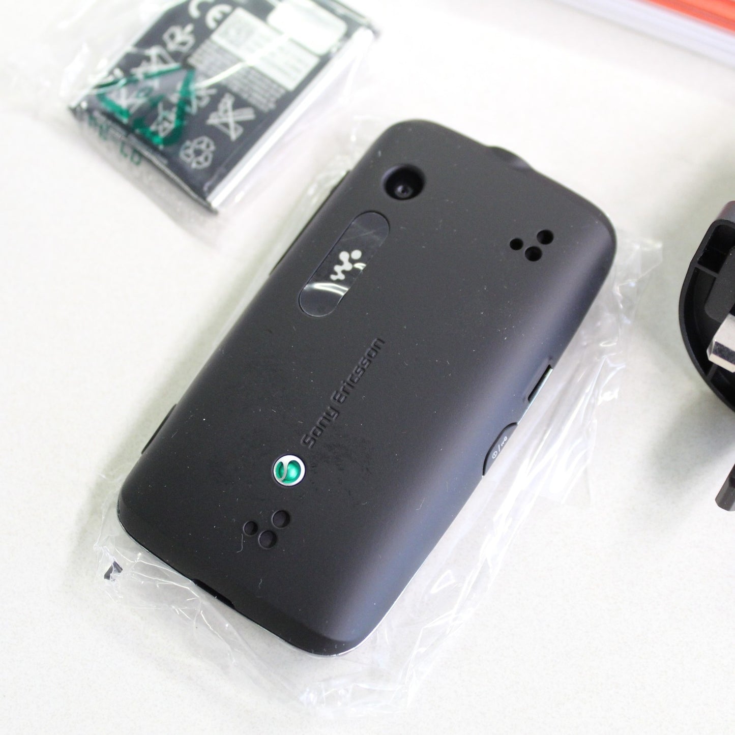 Sony Ericsson Mix Walkman WT13i Green Black 2G Cell Phone