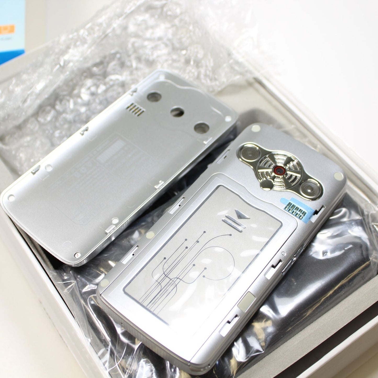 Unlocked Global Mobile Phone G0001 Silver International GSM Dual SIM In Box