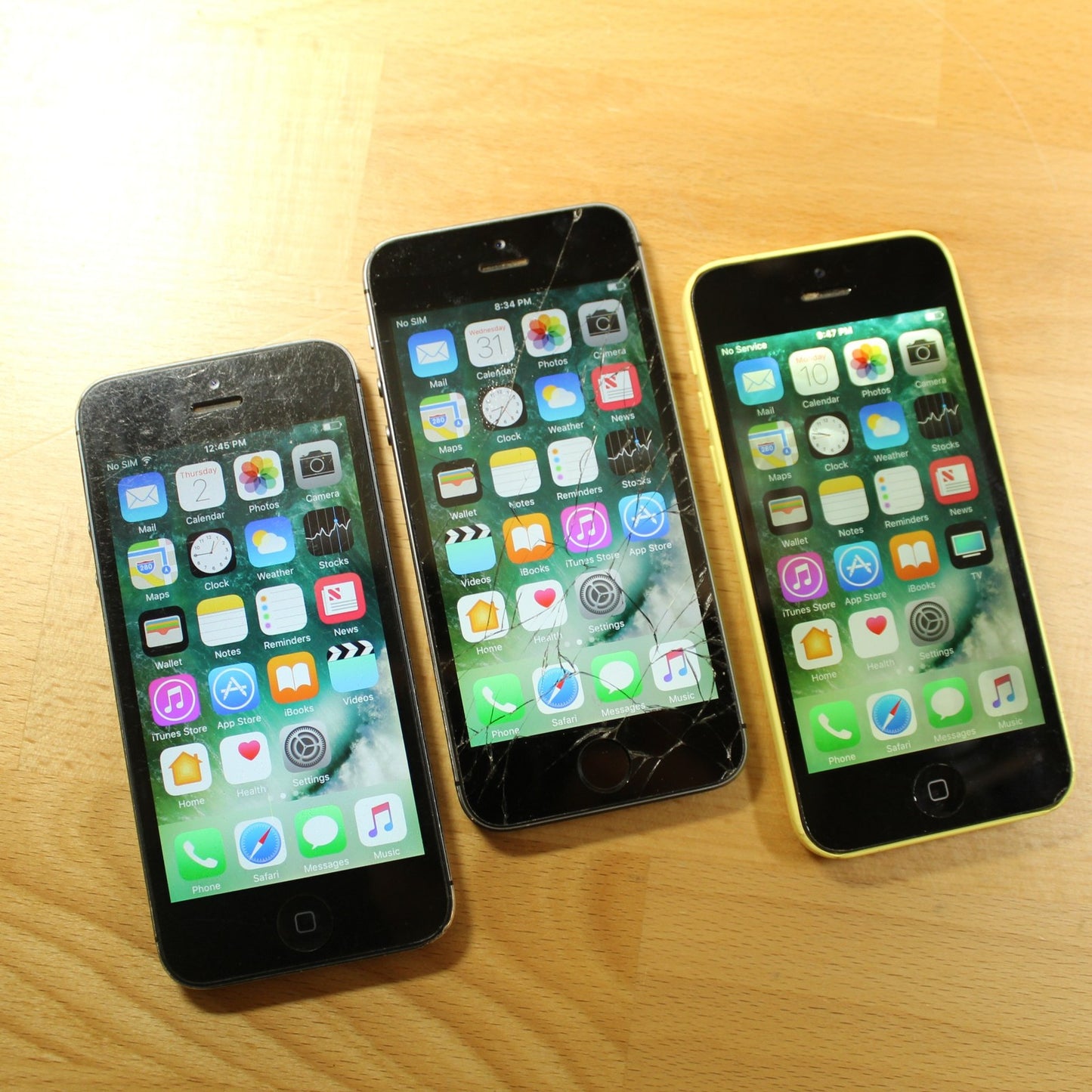 Lot of 3 Vintage Apple iPhone 5 Smartphone Mix 16GB 4G LTE Collectible For Parts