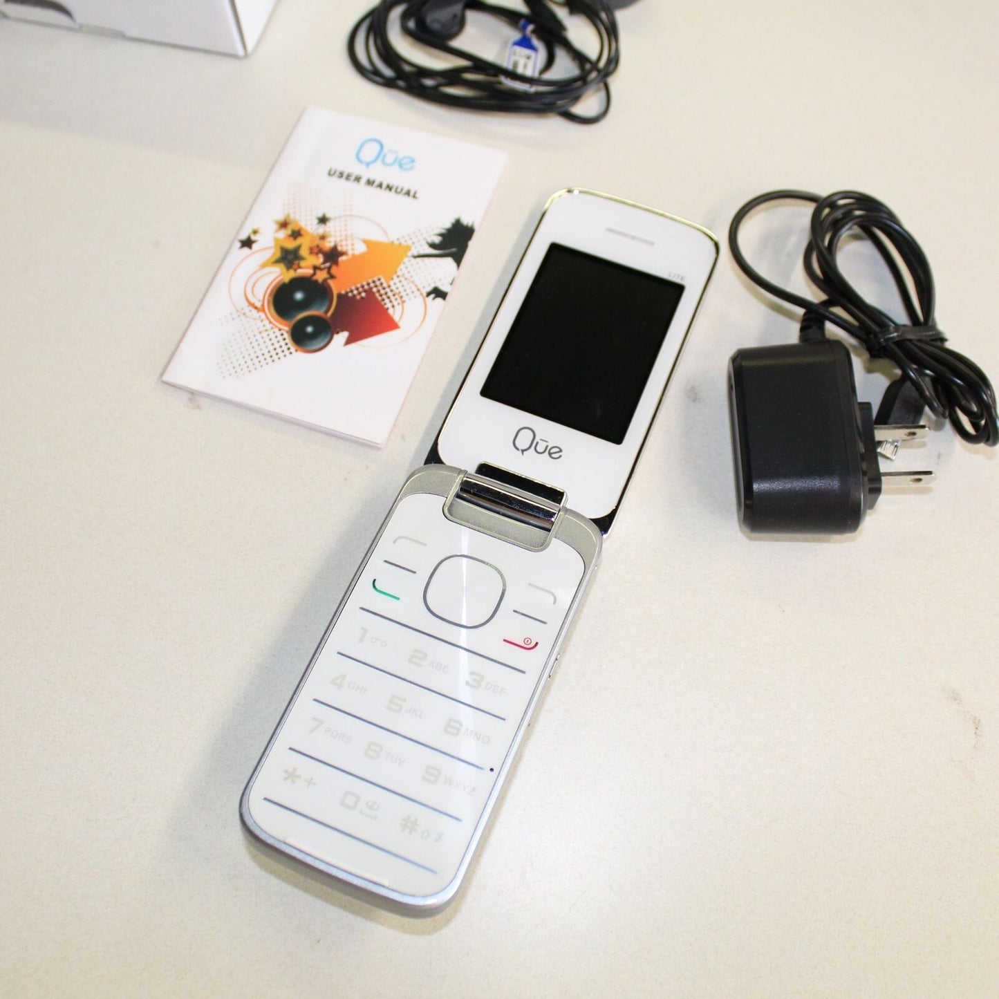Rare Vintage Quest Lite QUE Phone International In Box Collectible