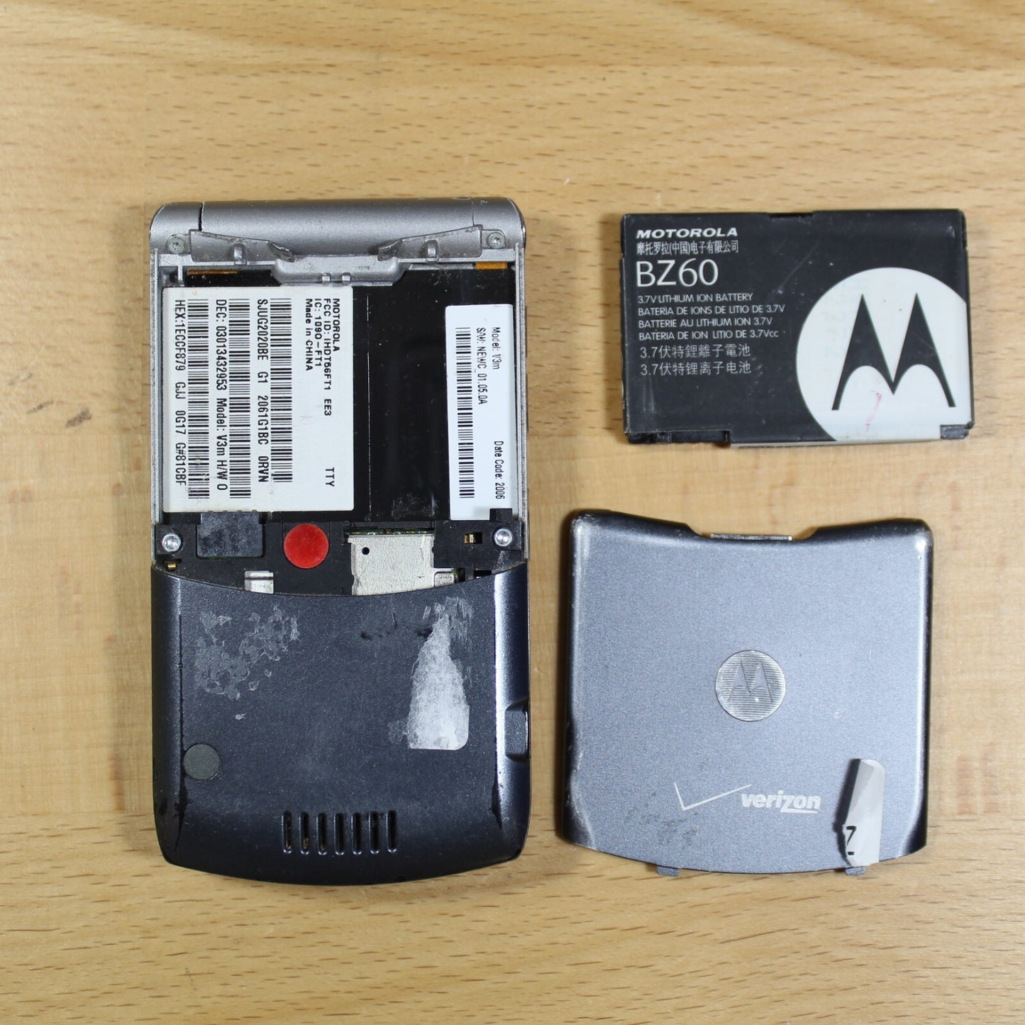 Vintage Motorola RAZR V3 Verizon Gray Cell Phone For Parts #122