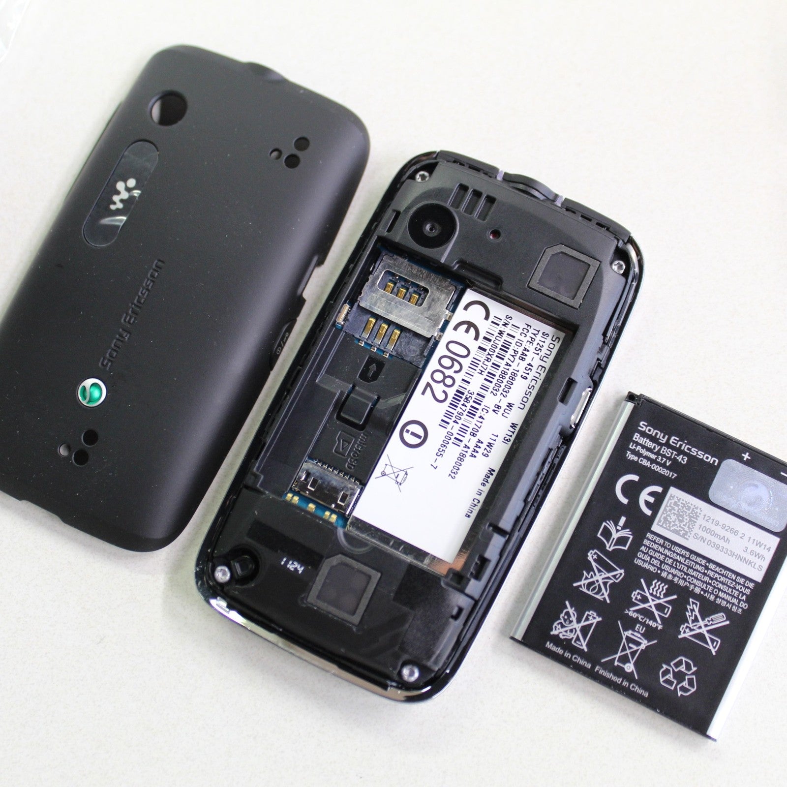 Sony Ericsson Mix Walkman WT13i Green Black 2G Cell Phone