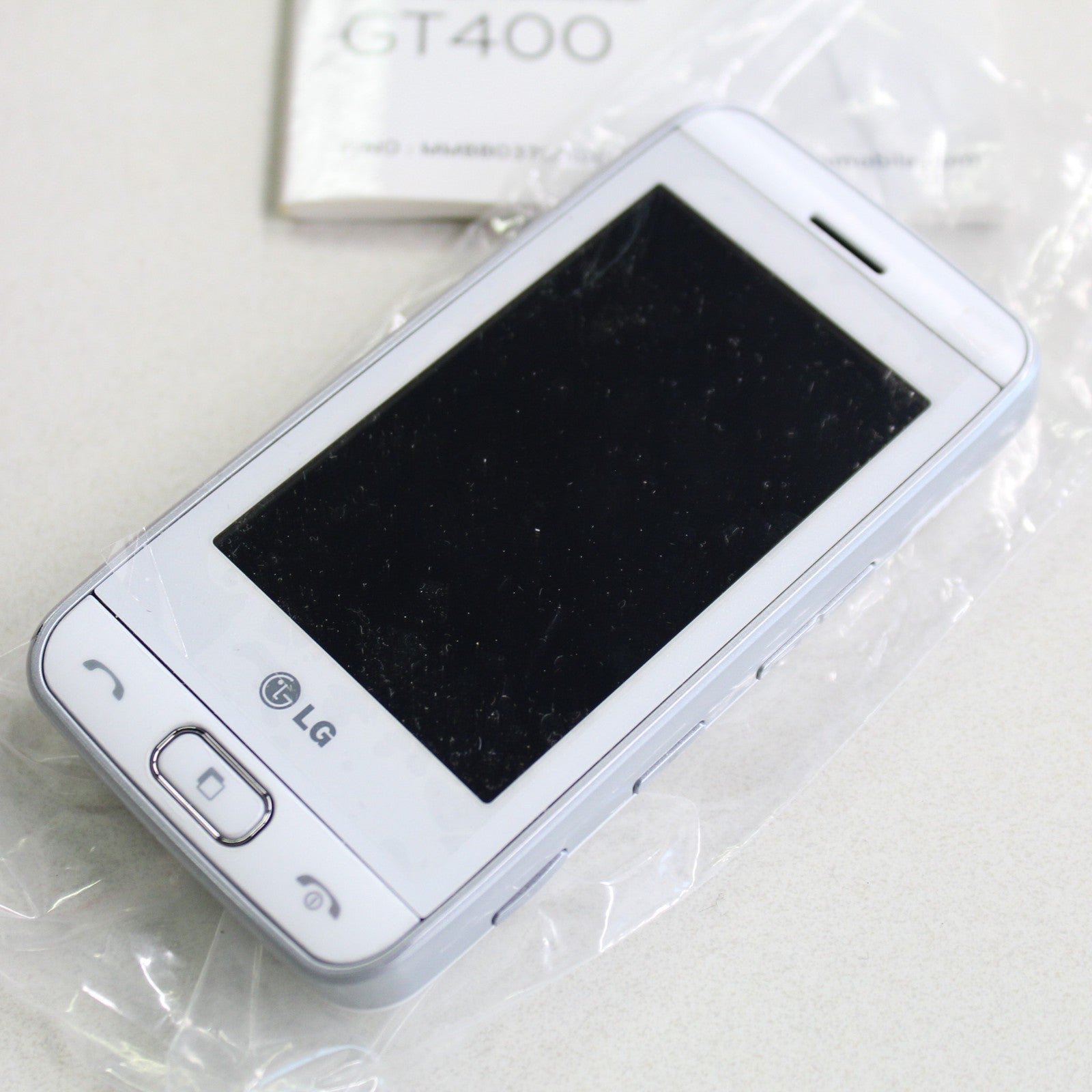 Rare Vintage LG GT400 Viewty Smile White Phone International In Box Collectible