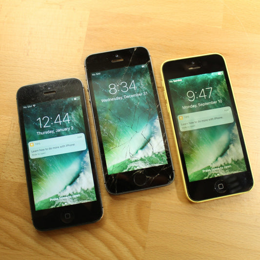 Lot of 3 Vintage Apple iPhone 5 Smartphone Mix 16GB 4G LTE Collectible For Parts